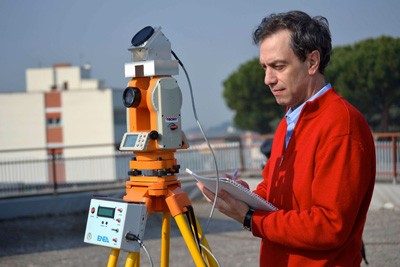 A super-accurate electronic solar compass