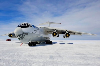 Antartide atterraggio  grande cargo Ilyushin-76