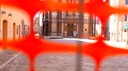 L’immagine mostra una recinzione arancione, come quella utilizzata per perimetrare i cantieri, che perimetra la zona rossa del centro storico di camerino 