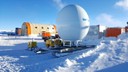 Come si comunica in Antartide - Connessione satellitare Antenna satellitare in fase di montaggio su slitta 