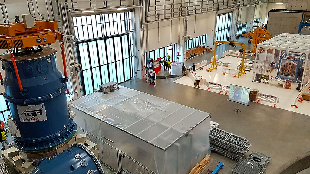 Vista dall’interno dell’edifico 1 di NBTF. A sinistra l’high voltage bushing di MITICA, il prototipo a grandezza reale dell’iniettore di neutri di ITER, in volo per raggiugere la sua posizione finale. 