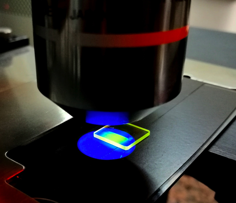 Cristalli di fluoruro di litio luminescenti dopo irraggiamento con protoni dell'acceleratore TOP-IMPLART osservati al microscopio ottico