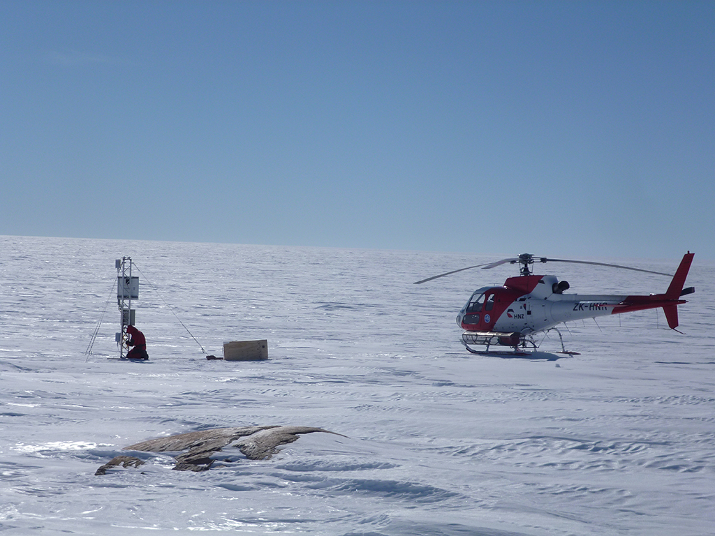 Manutenzione AWSCPNRA Osservatorio Meteo Climatologico Antartico ENEA.jpg