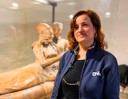 Dott.ssa Maria Aurora Vincenti, ricercatrice ENEA, intervistata presso il Museo Nazionale di Villa Giulia. Sullo sfondo è visibile il Sarcofago degli Sposi.