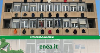 Energia: blitz all’ENEA, 50 cappotti appesi sul palazzo per lanciare la campagna ecobonus condomini