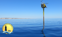 La boa in mare che costituisce l'Osservatorio Oceanografico. Sullo sfondo l'isola di Lampedusa 